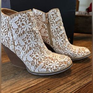 Very Volatile Lace Wedge Boots - White and Tan